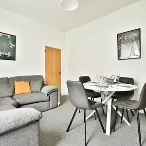  Holiday home Bradely St