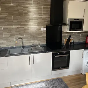  Holiday home Adanhouse-stockland Spacious 5 Bedroom House Sleeps 12 Private Garden